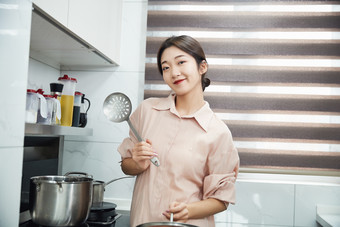 在厨房<strong>下厨</strong>的年轻亚洲女性