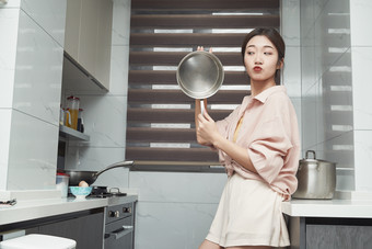 在厨房<strong>下厨</strong>的年轻亚洲女性