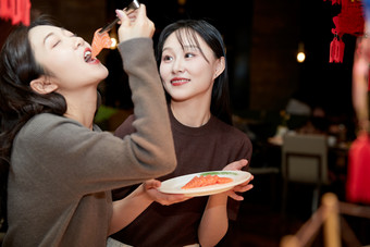 在酒店自助餐厅大吃特吃的亚洲可爱闺蜜少女