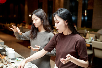 在酒店自助餐厅大吃特吃的亚洲可爱闺蜜少女