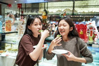 在酒店自助餐厅大吃特吃的亚洲可爱闺蜜少女