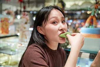 在酒店自助餐厅大吃特吃的亚洲可爱闺蜜少女