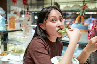 在酒店自助餐厅大吃特吃的亚洲可爱闺蜜少女