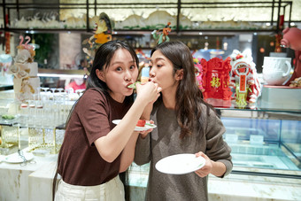 在酒店自助餐厅大吃特吃的亚洲可爱闺蜜少女