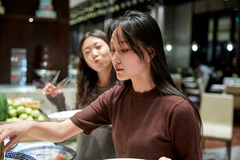 在酒店自助餐厅大吃特吃的亚洲可爱闺蜜少女