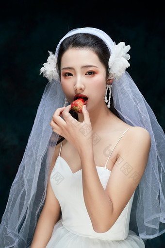 黑色背景下的女性复古婚纱妆面