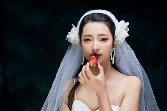 黑色背景下的女性复古婚纱妆面