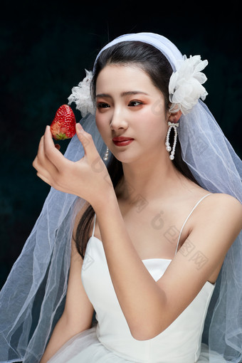 黑色背景下的女性复古婚纱妆面