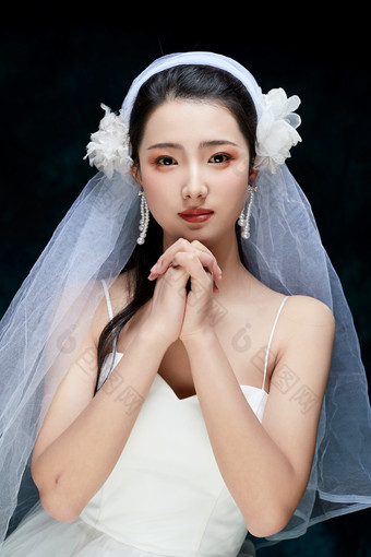 黑色背景下的女性复古婚纱妆面