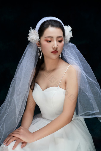 黑色背景下的女性复古婚纱妆面