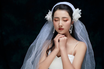 黑色背景下的女性复古婚纱妆面