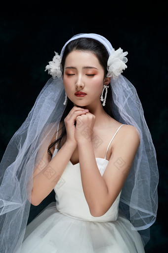 黑色背景下的女性复古婚纱妆面