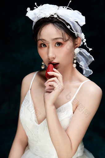 黑色背景下的女性复古婚纱妆面