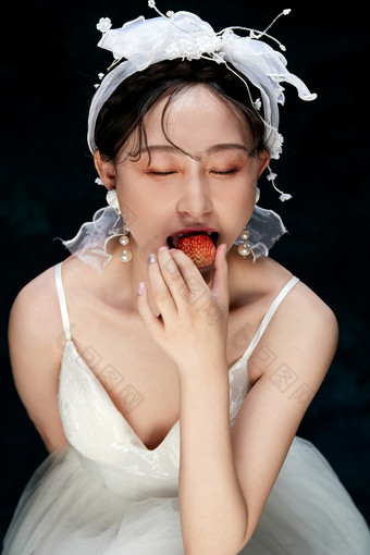 黑色背景下的女性复古婚纱妆面