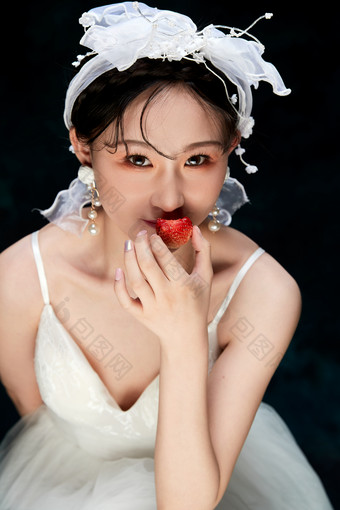 黑色背景下的女性复古婚纱妆面