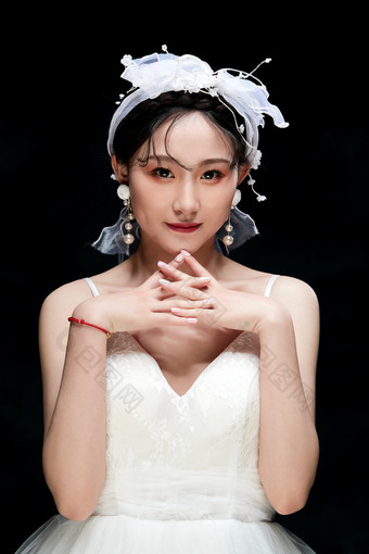 黑色背景下的女性复古婚纱妆面