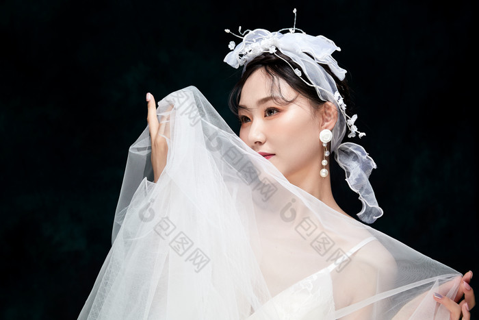 黑色背景下的女性复古婚纱妆面