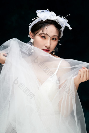 黑色背景下的女性复古婚纱妆面