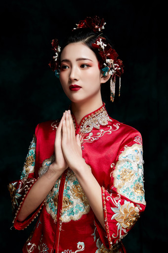 穿着中式秀禾服的亚洲少女