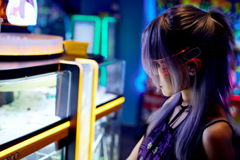 在电子<strong>游戏</strong>娱乐城玩耍的亚洲时尚少女