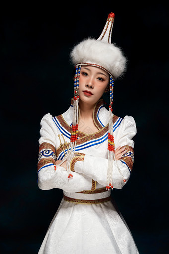 穿着蒙古族服饰的亚洲青年女性