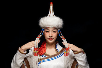 穿着<strong>蒙古族</strong>服饰的亚洲青年女性