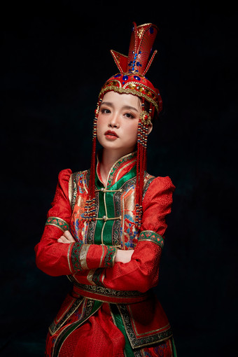 穿着<strong>蒙古族</strong>服饰的亚洲青年女性