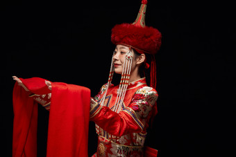 穿着蒙古族<strong>服饰</strong>的亚洲青年女性