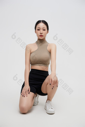 穿着运动服的亚洲美女