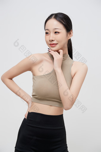 穿着运动服的亚洲美女