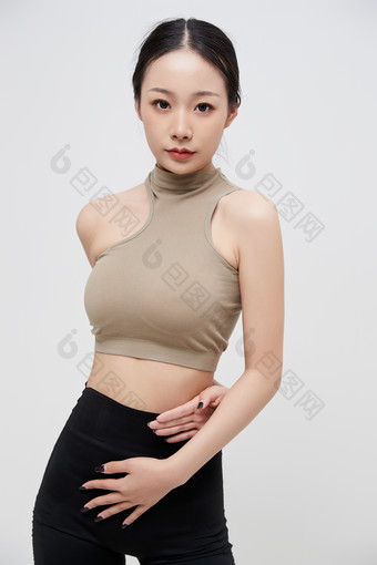 穿着运动服的亚洲美女