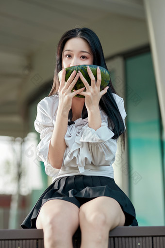 <strong>初夏</strong>户外公园吃西瓜的可爱少女