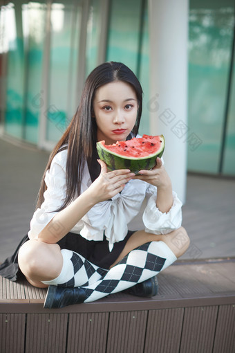 <strong>初夏</strong>户外公园吃西瓜的可爱少女