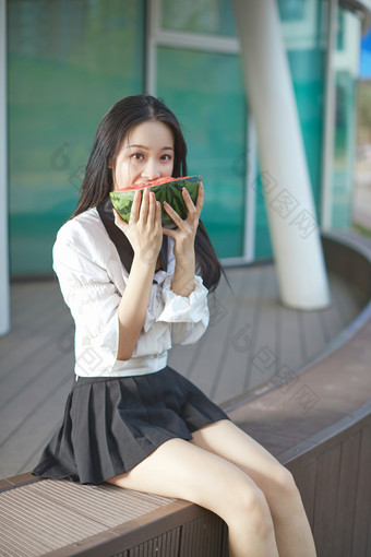 初夏户外公园吃西瓜的可爱少女