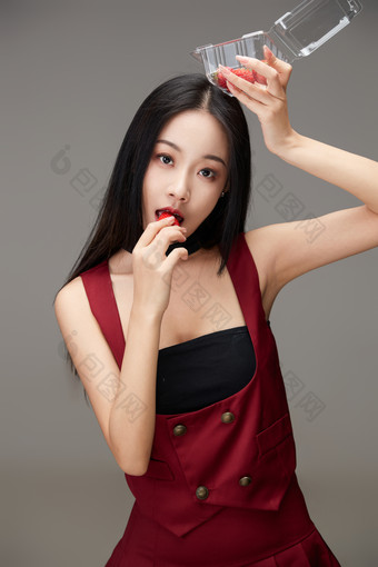 吃水果的亚洲东方长发少女