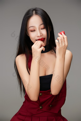 吃水果的亚洲东方长发少女