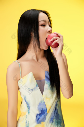 吃<strong>水果</strong>的亚洲东方长发少女