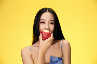 吃水果的亚洲东方长发少女