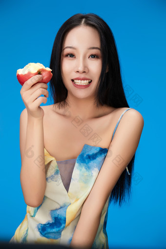 吃水果的亚洲东方长发少女