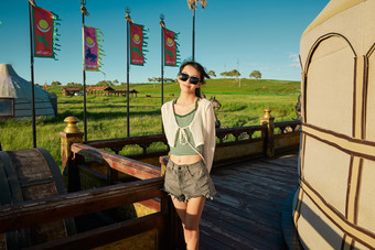 <strong>草原</strong>湿地公园游玩拍照的亚洲少女