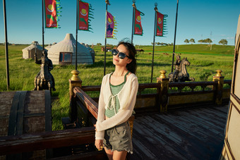 草原湿地公园游玩拍照的亚洲少女