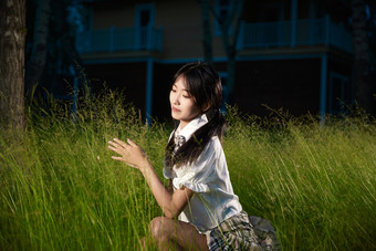 草原湿地公园游玩拍照的亚洲少女