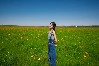 盛夏在<strong>草原</strong>湿地公园游玩的姑娘