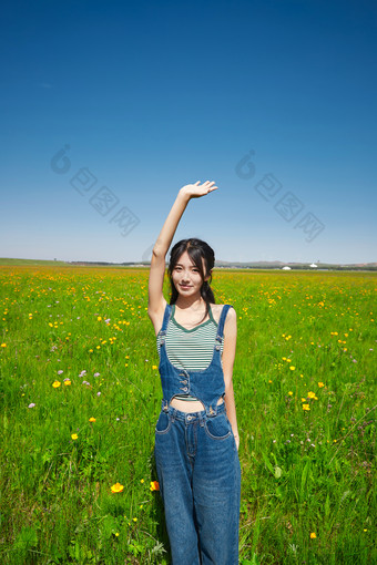 盛夏在<strong>草原</strong>湿地公园游玩的姑娘