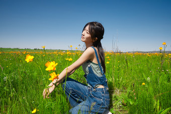 盛夏在草原湿地公园游玩的姑娘