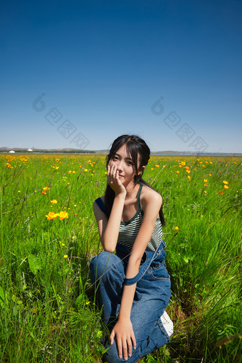 盛夏在<strong>草原</strong>湿地公园游玩的姑娘