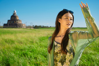 盛夏在<strong>草原</strong>湿地公园游玩的姑娘