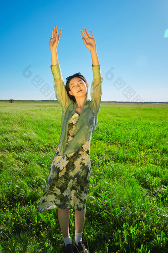 盛夏在草原湿地公园游玩的姑娘