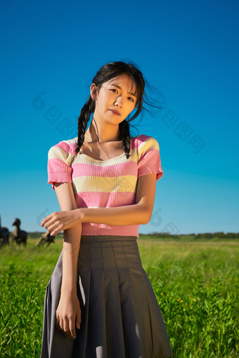 <strong>盛夏</strong>在草原湿地公园游玩的姑娘