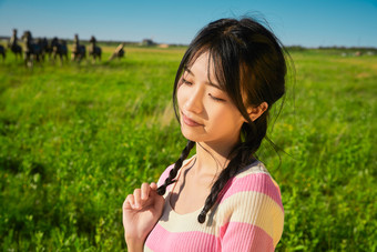 盛夏在草原湿地公园游玩的姑娘